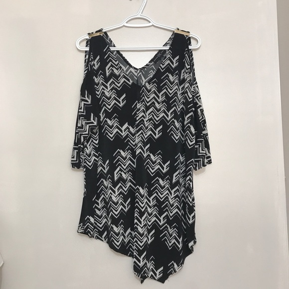 INC. B&W Prints Sleeve Cutout V-Neck Flowy Top - Picture 11 of 11